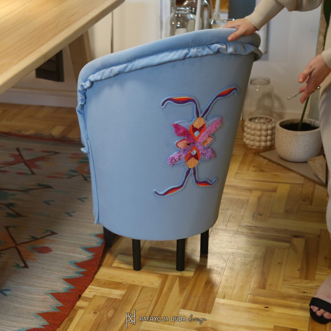 Fotel tapicerowany z haftem I niebieski — projekt wnętrza, Patrycja Duda Design Kraków