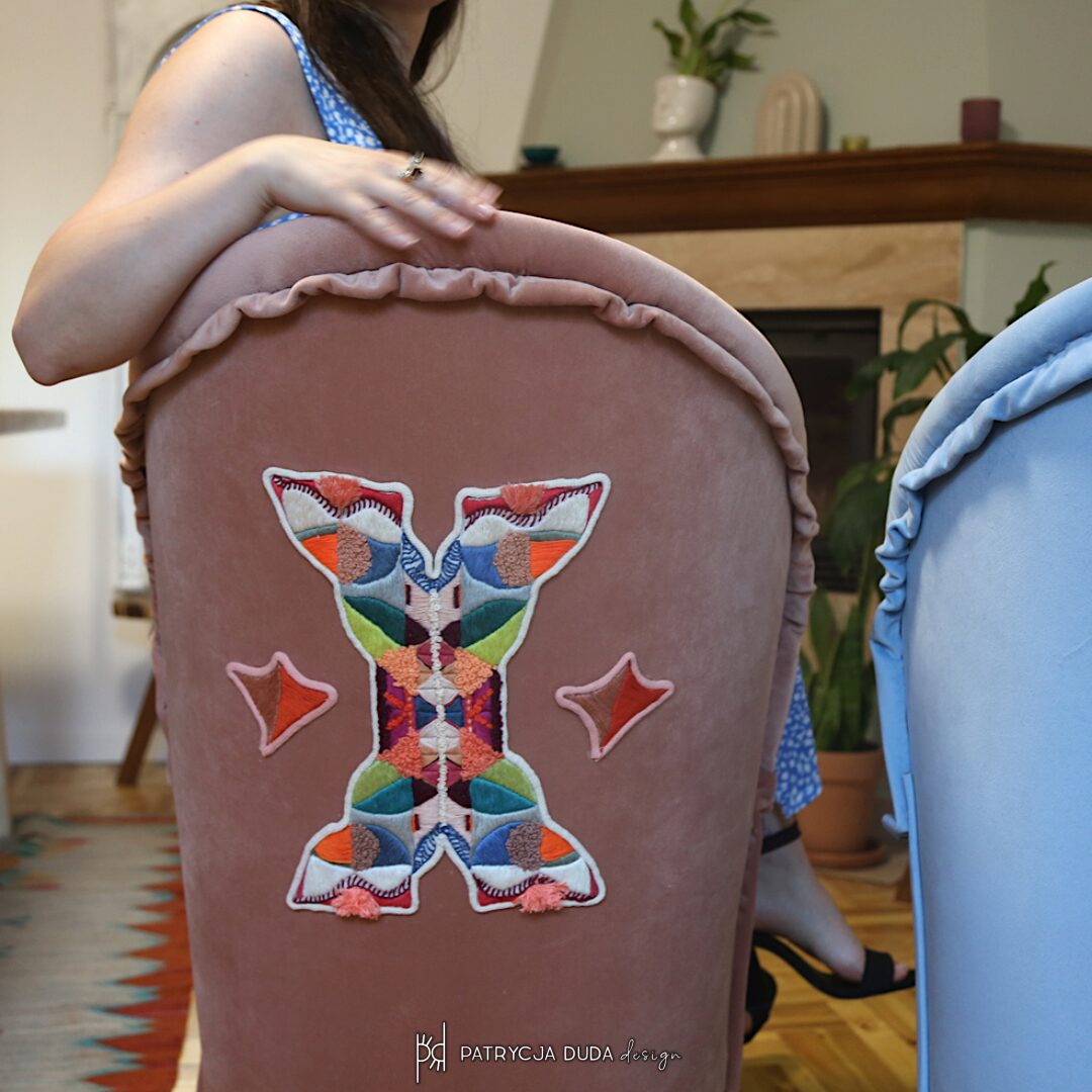 Fotel tapicerowany z haftem I pudrowy róż — projekt wnętrza, Patrycja Duda Design Kraków